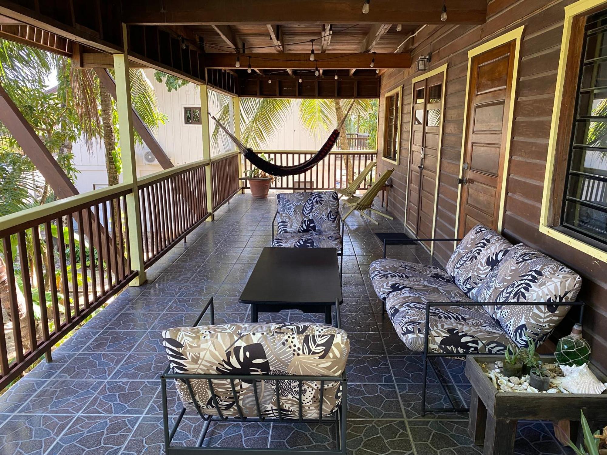 Driftwood Gardens Guesthouse Placencia Exterior photo
